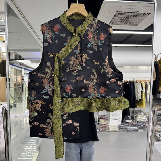 New Chinese women's horse clip vest 2025 autumn clothing new style Xiangyunsha jacquard old money style irregular hem trend
New Chinese women's horse clip vest 2025 autumn clothing new style Xiangyunsha jacquard old money style irregular hem trend