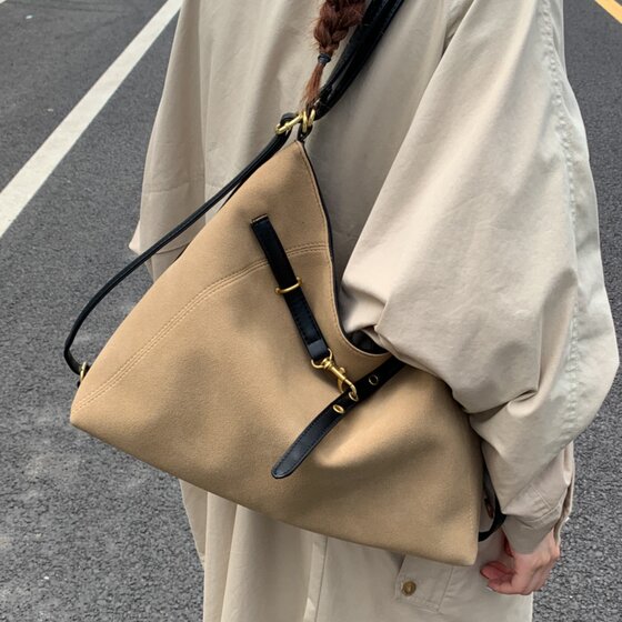 Commuting bag large capacity backpack women's 2025 autumn and winter new fashion retro casual shoulder tote bag trendy 
Commuting bag large capacity backpack women's 2025 autumn and winter new fashion retro casual shoulder tote bag trendy