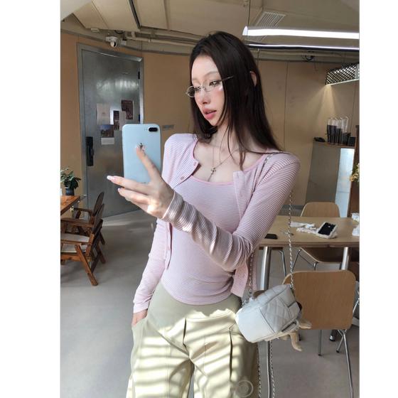 French striped casual suspender + lazy style jacket thin long-sleeved top autumn new two-piece set
French striped casual suspender + lazy style jacket thin long-sleeved top autumn new two-piece set