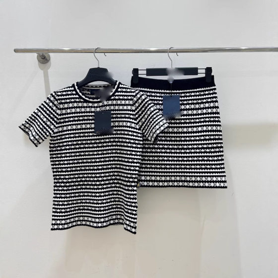 Donkey series classic striped fashion women's clothing 25 new round neck knitted cardigan short-sleeved hip skirt fashion suit
Donkey series classic striped fashion women's clothing 25 new round neck knitted cardigan short-sleeved hip skirt fashion suit