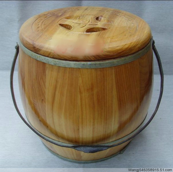 宝贝特点:是传统手工精制的木质马桶.