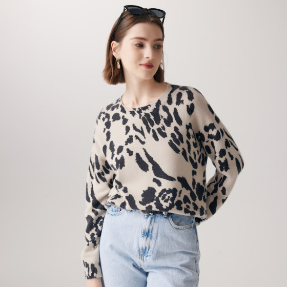 Paro 7-pin leopard jacquard 24 winter long-sleeved round neck loose base sweater knitted warm cashmere sweater women
Paro 7-pin leopard jacquard 24 winter long-sleeved round neck loose base sweater knitted warm cashmere sweater women