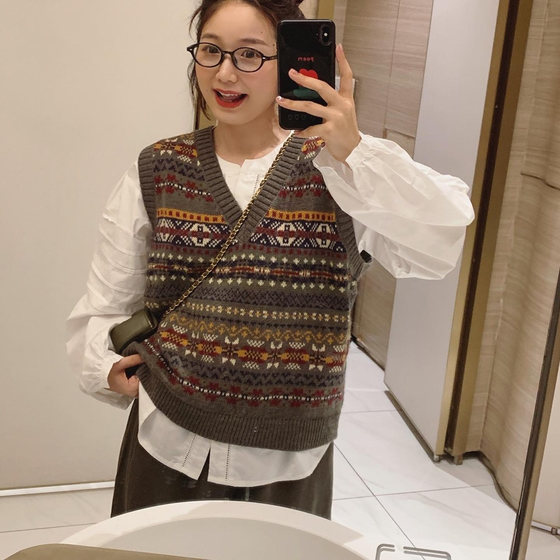 Xu Bengbeng Fair Island atmosphere Autumn V-neck loose retro jacquard vest layered knitted vest top
Xu Bengbeng Fair Island atmosphere Autumn V-neck loose retro jacquard vest layered knitted vest top
