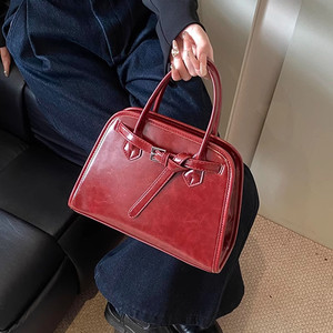 Red bag women's large capacity wedding 2025 new autumn and winter bridal bag high-end women's portable bowling bag 
Red bag women's large capacity wedding 2025 new autumn and winter bridal bag high-end women's portable bowling bag