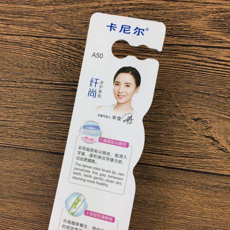 슬림형 A50 칫솔은 잇몸을 아프지 않게 닦아주고, 부드러운 칫솔모가 혀 코팅까지 깨끗하게 닦아줍니다 -