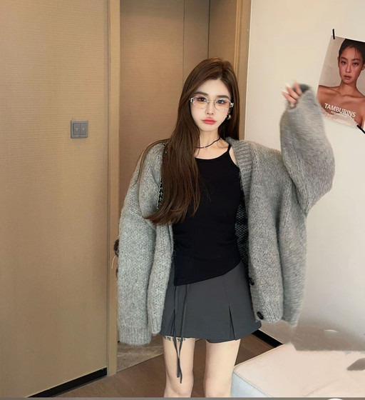 Miss's new autumn and winter minimalist round neck knitted cardigan for women's gray long-sleeved sweater jacket loose and versatile
Miss's new autumn and winter minimalist round neck knitted cardigan for women's gray long-sleeved sweater jacket loose and versatile