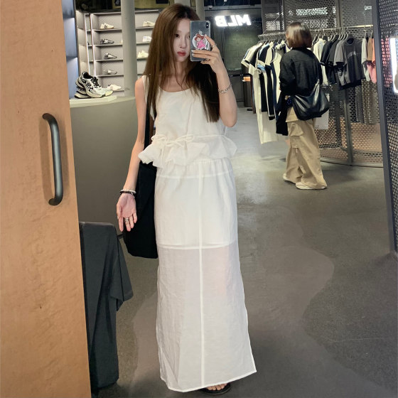 Avocadong summer white moonlight wrinkled suspender top + skirt suit for women's summer 2025 new style set
Avocadong summer white moonlight wrinkled suspender top + skirt suit for women's summer 2025 new style set
