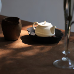 Teacher Li Hailin’s work, Haitang teapot, is made with self-made glaze, which can create a texture similar to that of an old iron teapot. Teacher Li Hailin’s work, Haitang teapot, is made with self-made glaze, which can create a texture similar to that of an old iron teapot.