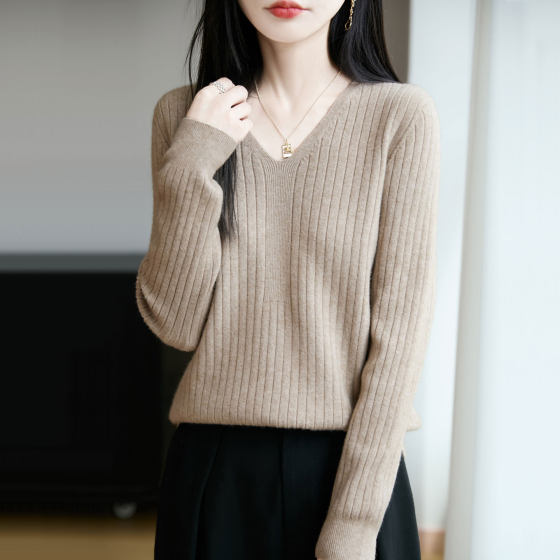 New autumn V-neck Dongguan Dalang high-end sweater solid color sweater loose slim short women's base sweater
New autumn V-neck Dongguan Dalang high-end sweater solid color sweater loose slim short women's base sweater