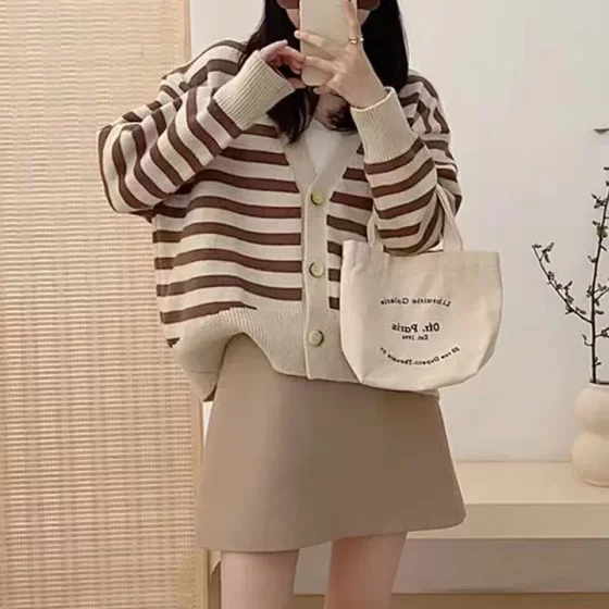 Fashionable short knitted cardigan loose sweater for women in autumn and winter new Korean style striped V-neck lazy design versatile
Fashionable short knitted cardigan loose sweater for women in autumn and winter new Korean style striped V-neck lazy design versatile