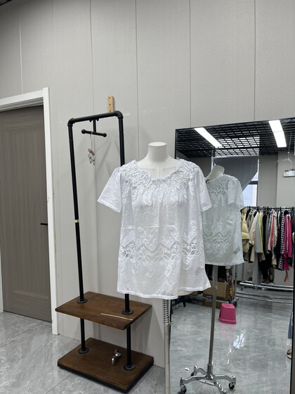 High-quality lace short-sleeved inner wear sexy short-sleeved loose sweet Korean high-end elastic neckline design
High-quality lace short-sleeved inner wear sexy short-sleeved loose sweet Korean high-end elastic neckline design