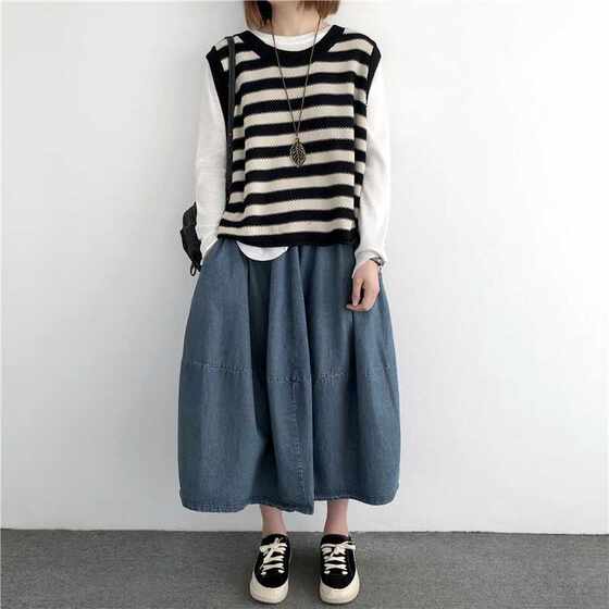 Large size loose striped short round neck knitted vest for women in spring and autumn new style exterior vest pullover horse clip stacking
Large size loose striped short round neck knitted vest for women in spring and autumn new style exterior vest pullover horse clip stacking