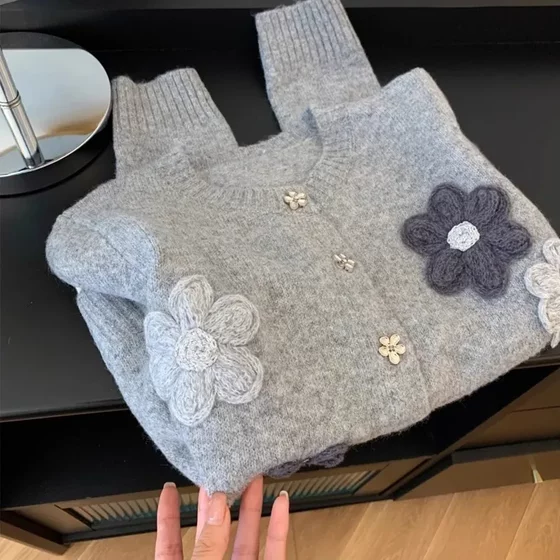 High-end gray flower embroidered sweater jacket 2025 spring and autumn new small person loose and versatile knitted cardigan
High-end gray flower embroidered sweater jacket 2025 spring and autumn new small person loose and versatile knitted cardigan