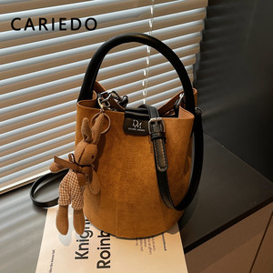 Autumn and Winter Retro Suede Bag Women's 2025 New Fashion Versatile Crossbody Bag Contrast Color Commuting Portable Bucket Bag 
Autumn and Winter Retro Suede Bag Women's 2025 New Fashion Versatile Crossbody Bag Contrast Color Commuting Portable Bucket Bag