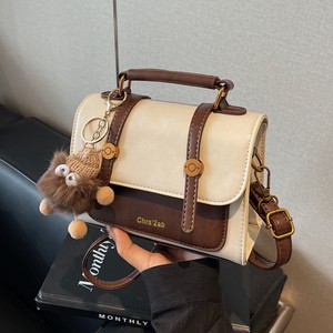 This year's popular bags for women's 2025 new autumn and winter retro contrasting color crossbody bag hit super hot handheld Cambridge bag 
This year's popular bags for women's 2025 new autumn and winter retro contrasting color crossbody bag hit super hot handheld Cambridge bag
