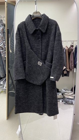 European 2025 new winter style with bag Korean mid-length double-sided wool 100% plush coat wool coat for women
European 2025 new winter style with bag Korean mid-length double-sided wool 100% plush coat wool coat for women