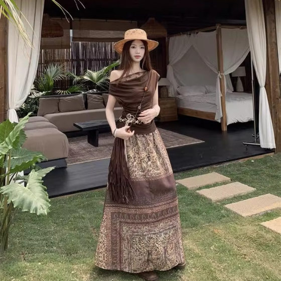 Wasteland style travel outfit suit summer new Maillard style off-shoulder top retro skirt two-piece set
Wasteland style travel outfit suit summer new Maillard style off-shoulder top retro skirt two-piece set