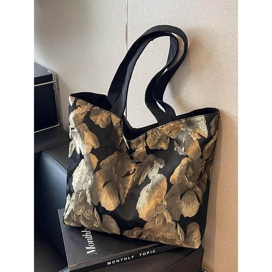 New Chinese style canvas bag for women 2025 new casual large capacity tote bag travel commuter one-shoulder tote bag
New Chinese style canvas bag for women 2025 new casual large capacity tote bag travel commuter one-shoulder tote bag
