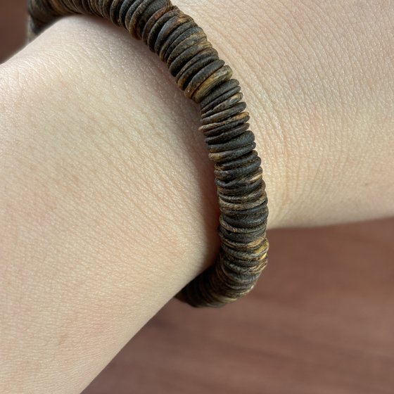 Shenshui Hainan Baiqian agarwood bracelet bracelet for women's wood 8mm copper coin pill beads natural agarwood old material
Shenshui Hainan Baiqian agarwood bracelet bracelet for women's wood 8mm copper coin pill beads natural agarwood old material