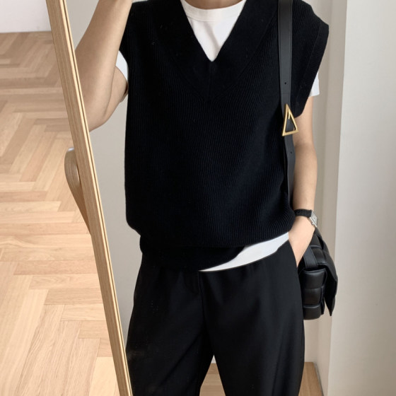 Black V -neck horse armor girl autumn and winter new inner with retro and loose, thin and thin sleeveless shoulder vest sweater tide Black V -neck horse armor girl autumn and winter new inner with retro and loose, thin and thin sleeveless shoulder vest sweater tide