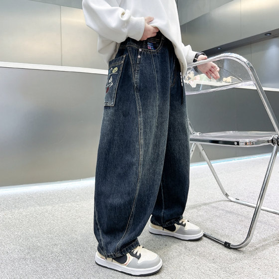 Wide-legged jeans boys' soft jeans simple and handsome paired with cool cool teenagers and fashionable high school students
Wide-legged jeans boys' soft jeans simple and handsome paired with cool cool teenagers and fashionable high school students