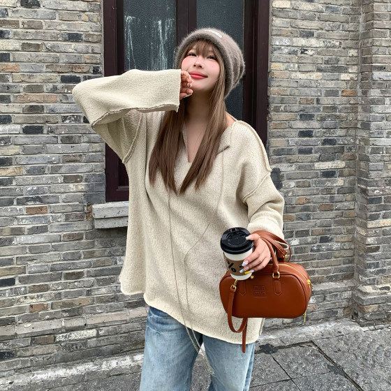 Early autumn V-neck long-sleeved knitted top for women 2025 new Korean style loose casual style versatile pullover sweater 
Early autumn V-neck long-sleeved knitted top for women 2025 new Korean style loose casual style versatile pullover sweater