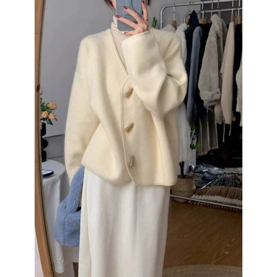 Cow horn button sweater jacket for women in spring and autumn 2025 new hot knitted cardigan soft and lazy style v-neck top
Cow horn button sweater jacket for women in spring and autumn 2025 new hot knitted cardigan soft and lazy style v-neck top