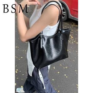 BSM large-capacity underarm bag women's new fashion commuter shoulder bag high-end niche versatile tote bag 
BSM large-capacity underarm bag women's new fashion commuter shoulder bag high-end niche versatile tote bag