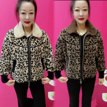 Warm short jacket with stylish style Warm short jacket with stylish style