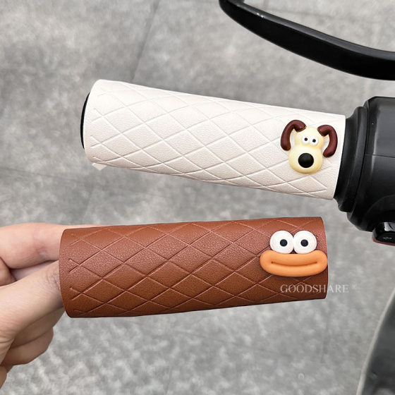 Electric rider handle cover leather waterproof four seasons universal cute cartoon dog electric car anti-slip grip cover 
Electric rider handle cover leather waterproof four seasons universal cute cartoon dog electric car anti-slip grip cover