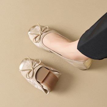 French flat ballet single shoes for women 2025 summer and autumn new bow mother shoes soft sole shallow mouth large size egg roll shoes 
French flat ballet single shoes for women 2025 summer and autumn new bow mother shoes soft sole shallow mouth large size egg roll shoes