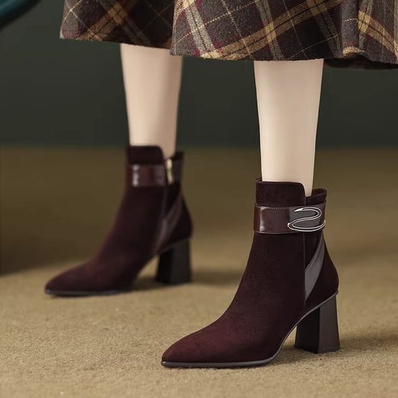 2025 French brown sheep reverse velvet thick heel boots for veterinary leather pointed toe side zipper S metal buckle high heel fashion boots
2025 French brown sheep reverse velvet thick heel boots for veterinary leather pointed toe side zipper S metal buckle high heel fashion boots