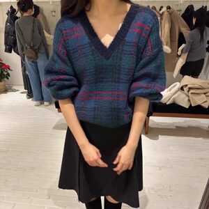 Fstyle Buyer Store The Barnnet Christmas atmosphere retro checkered V-neck mohair knitted sweater 
Fstyle Buyer Store The Barnnet Christmas atmosphere retro checkered V-neck mohair knitted sweater