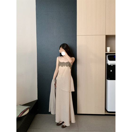 French retro fashion temperament lazy and lady style two-piece set new loose flesh-covering lace vest skirt
French retro fashion temperament lazy and lady style two-piece set new loose flesh-covering lace vest skirt