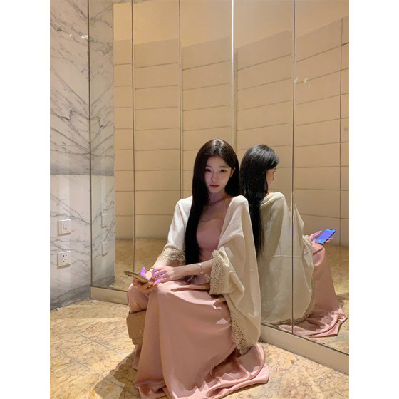 YYW Wang Lan's sister Rose Story Satin suspender skirt Lace spliced knitted shawl temperament set
YYW Wang Lan's sister Rose Story Satin suspender skirt Lace spliced knitted shawl temperament set