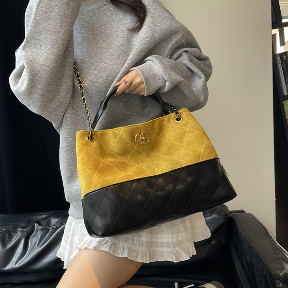 High-end light luxury commuting large-capacity bag women's 2025 new trendy versatile tote bag retro chain crossbody bag 
High-end light luxury commuting large-capacity bag women's 2025 new trendy versatile tote bag retro chain crossbody bag