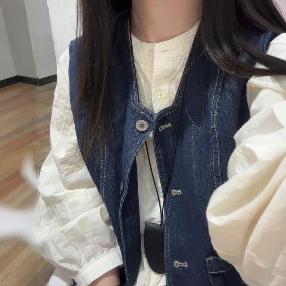 Korean version of wash blue denim vest jacket inner shirt two-piece set ins autumn new style for women
Korean version of wash blue denim vest jacket inner shirt two-piece set ins autumn new style for women