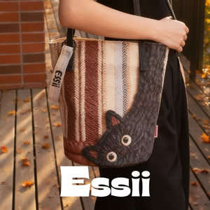 The perfect style for taking a nap in the afternoon, trendy cat-print portable shoulder bag that can be worn cross-body, long bucket women's canvas bag 
The perfect style for taking a nap in the afternoon, trendy cat-print portable shoulder bag that can be worn cross-body, long bucket women's canvas bag
