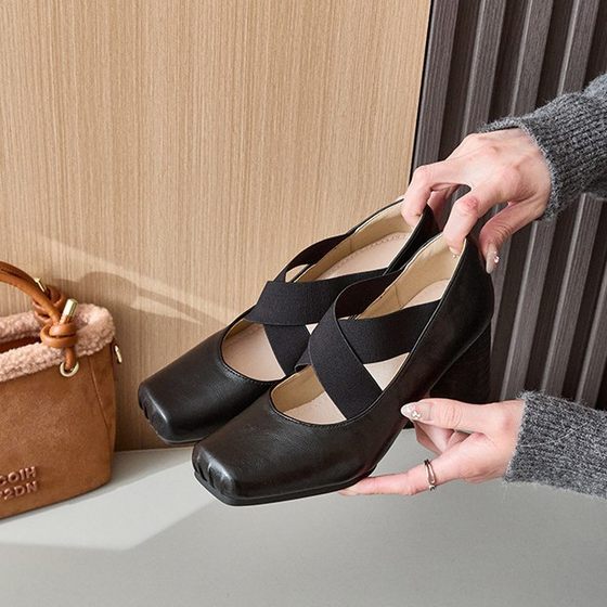 Japanese quality ballet juvenile leather Mary Jane single shoes French retro cross with square head thick heel high heel pig nose
Japanese quality ballet juvenile leather Mary Jane single shoes French retro cross with square head thick heel high heel pig nose