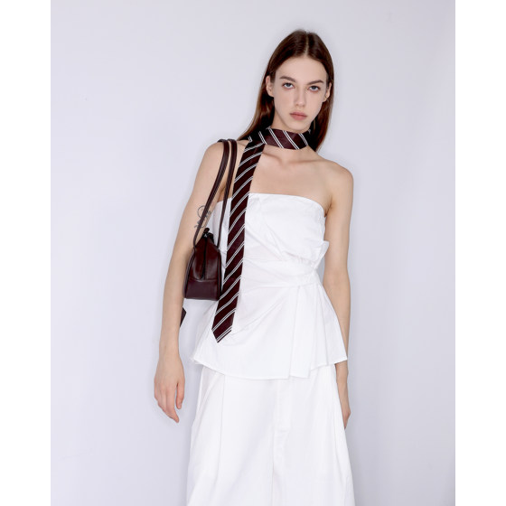 JDE white irregular original design niche strapless women's summer vest slim fit and slim commuter layered top
JDE white irregular original design niche strapless women's summer vest slim fit and slim commuter layered top