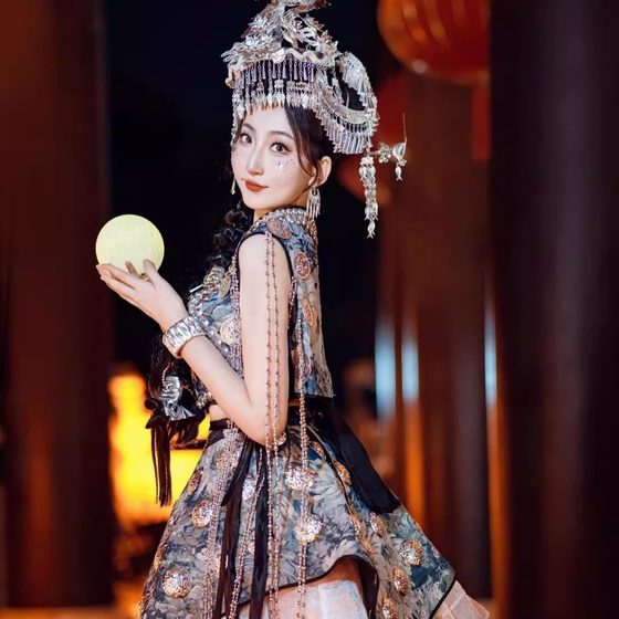 New Miao Gorgeous and Superb Embroidered Ethnic Clothing Miaojiang Girl Travel Photo Set
New Miao Gorgeous and Superb Embroidered Ethnic Clothing Miaojiang Girl Travel Photo Set