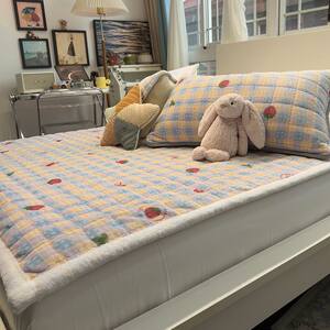 Girly Heart Strawberry Class A Winter Milk Velvet Mattress Home Soft Cushion Thickened Mat Bedroom Tatami Bed Mattress 
Girly Heart Strawberry Class A Winter Milk Velvet Mattress Home Soft Cushion Thickened Mat Bedroom Tatami Bed Mattress