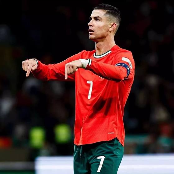 2526 Portugal national team home jersey No. 7 C Ronaldo No. 8 B Fee 17 Leo Monk Pepe genuine football uniform
2526 Portugal national team home jersey No. 7 C Ronaldo No. 8 B Fee 17 Leo Monk Pepe genuine football uniform