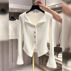 White V-neck bell sleeve sweater knitted cardigan 2025 early autumn new women's Korean style chic top 
White V-neck bell sleeve sweater knitted cardigan 2025 early autumn new women's Korean style chic top