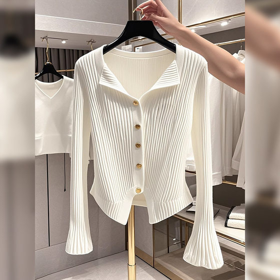 White V-neck bell sleeve sweater knitted cardigan 2025 early autumn new women's Korean style chic top 
White V-neck bell sleeve sweater knitted cardigan 2025 early autumn new women's Korean style chic top