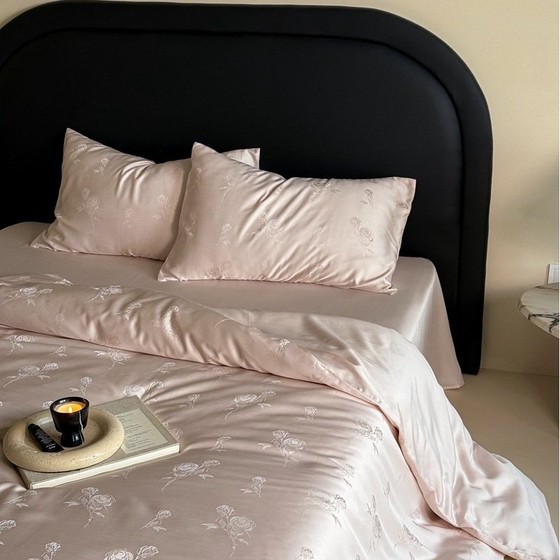 Class A French jacquard summer cool orchid tinsel four-piece set silky naked sleeping quilt cover sheet ice silk bed 4
Class A French jacquard summer cool orchid tinsel four-piece set silky naked sleeping quilt cover sheet ice silk bed 4
