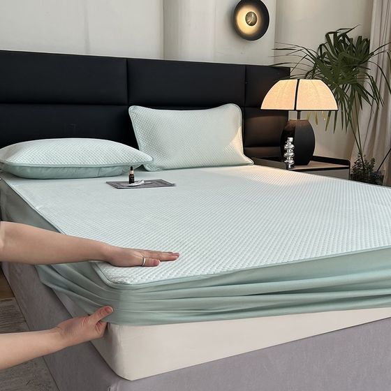 Class A mica ice silk mat three-piece dormitory single bed cover machine washable summer household air conditioning soft mat bed cover
Class A mica ice silk mat three-piece dormitory single bed cover machine washable summer household air conditioning soft mat bed cover