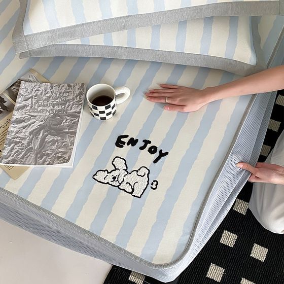 Cartoon towel embroidered Class A ice silk mat three-piece set 1.8m bed 1.5 non-slip summer air-conditioned soft mat 
Cartoon towel embroidered Class A ice silk mat three-piece set 1.8m bed 1.5 non-slip summer air-conditioned soft mat