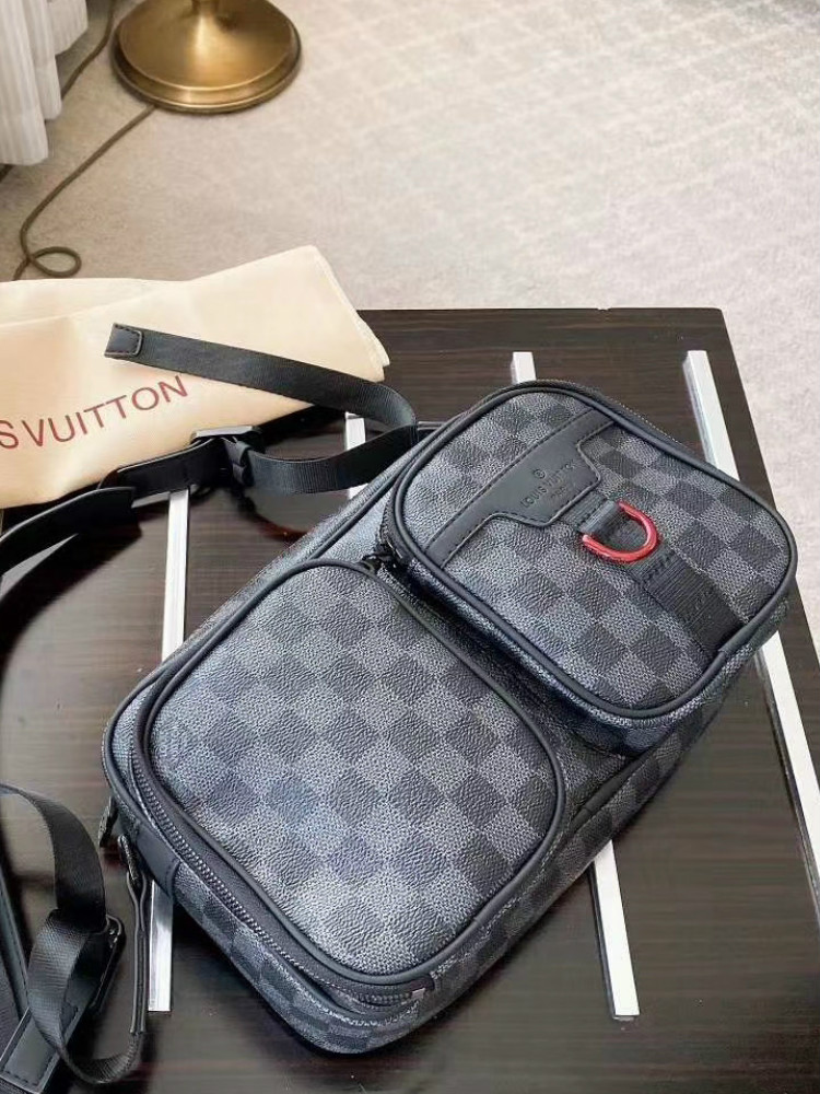 LV 20年男生邮差包 LV 20年男生邮差包