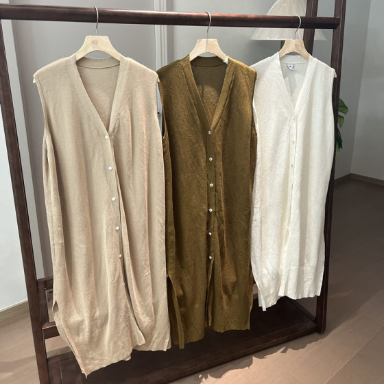1210 Daily Single 2025 Autumn New V-neck Sleeveless Knitted Vest Women's Loose Slim and Versatile Vest Skirt
1210 Daily Single 2025 Autumn New V-neck Sleeveless Knitted Vest Women's Loose Slim and Versatile Vest Skirt